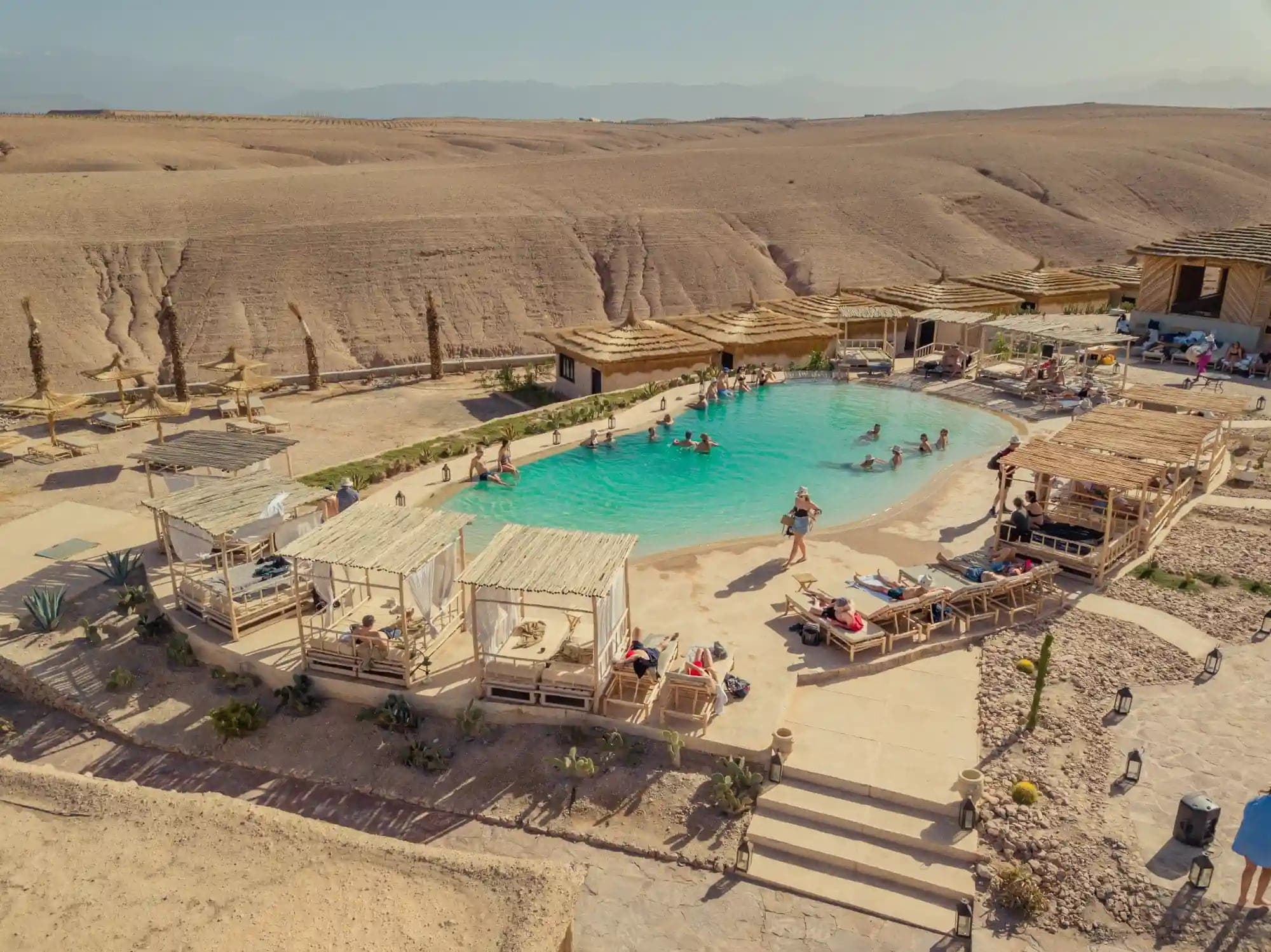 Camp Agafay avec piscine vue du ciel — expérience desert Marrakech