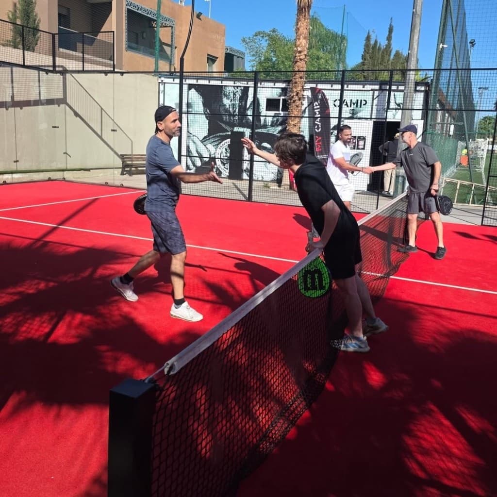 Fair-play au filet après un match à KICK OFF Academy — Marrakech