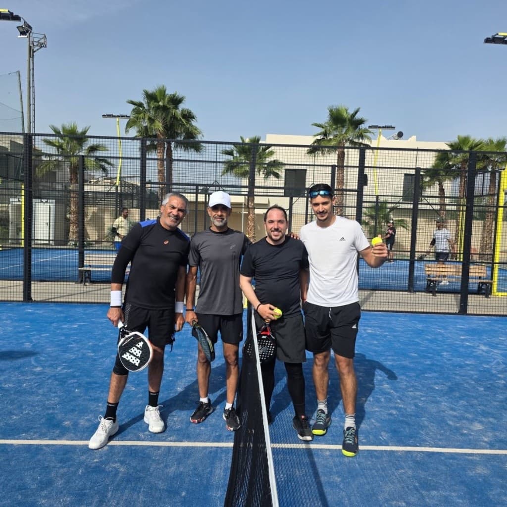 Groupe de joueurs sur un terrain bleu à KICK OFF Academy — Marrakech