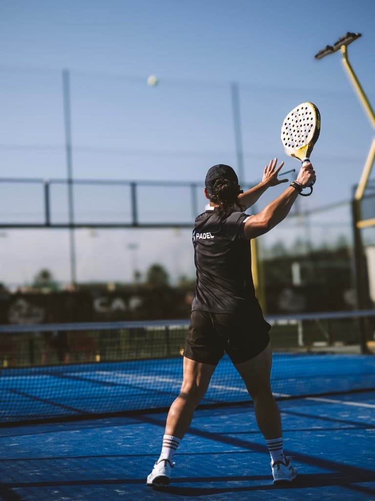 Smash au-dessus du filet à KICK OFF Academy Foot & Padel — Marrakech