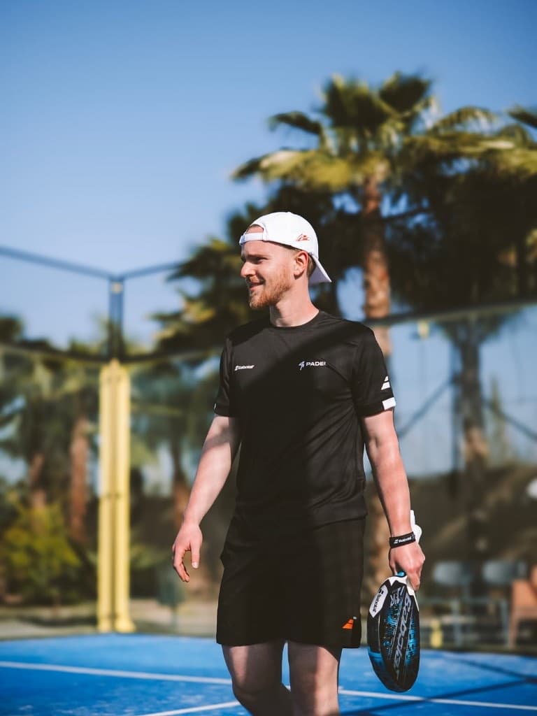 Joueur sur le terrain bleu de KICK OFF Academy Foot & Padel