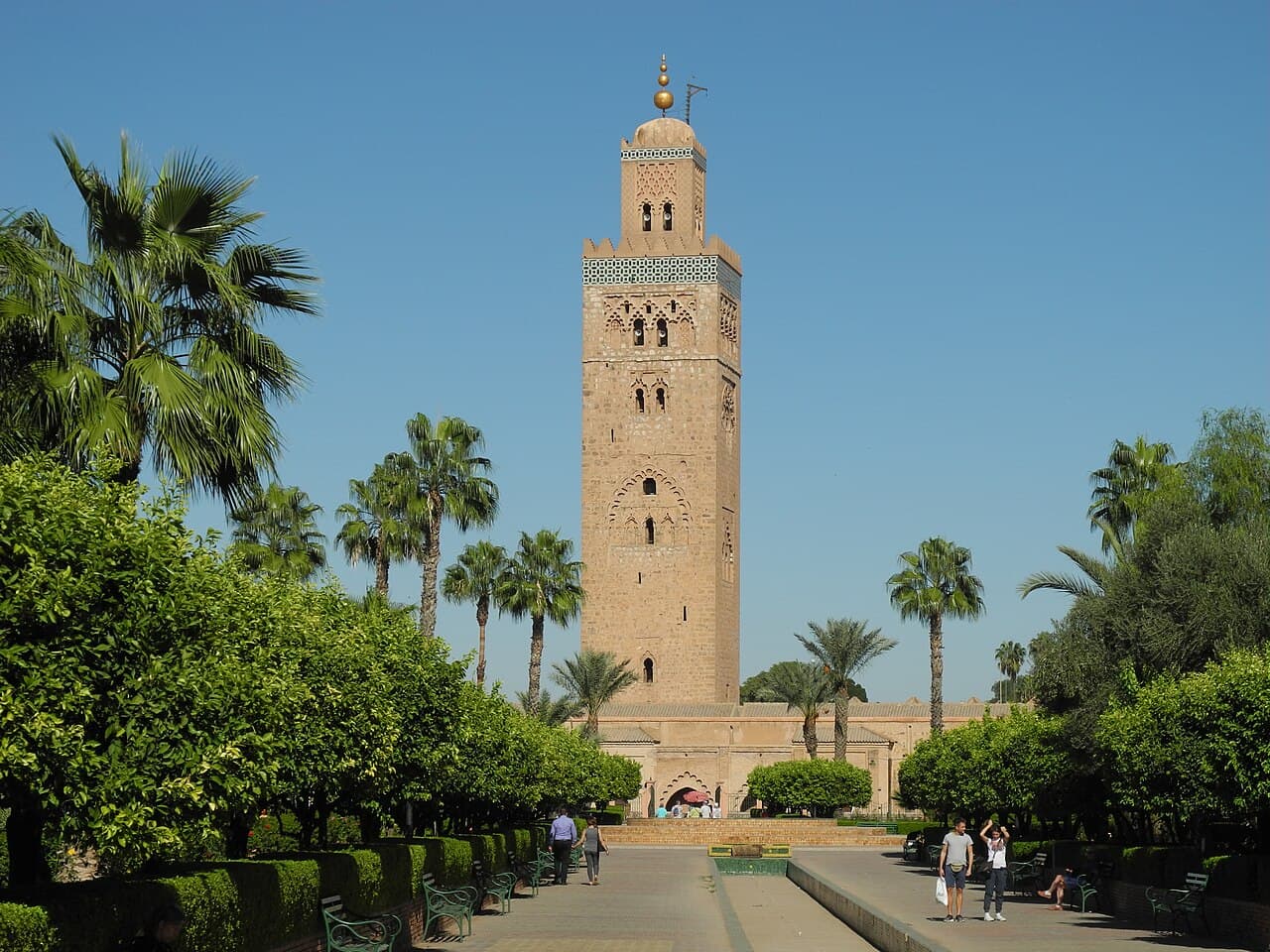 Mosquée Koutoubia entourée de palmiers Marrakech