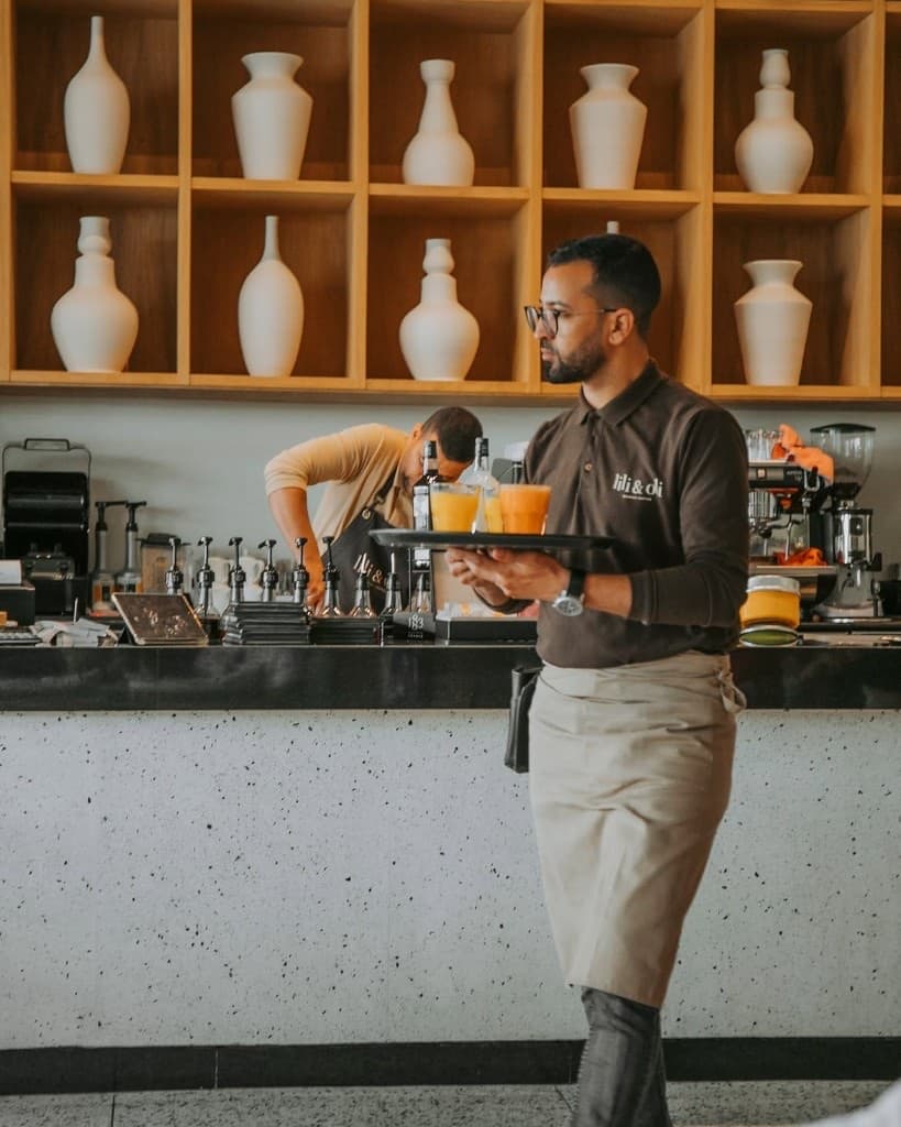 Service au comptoir de Lili & Oli — Marrakech