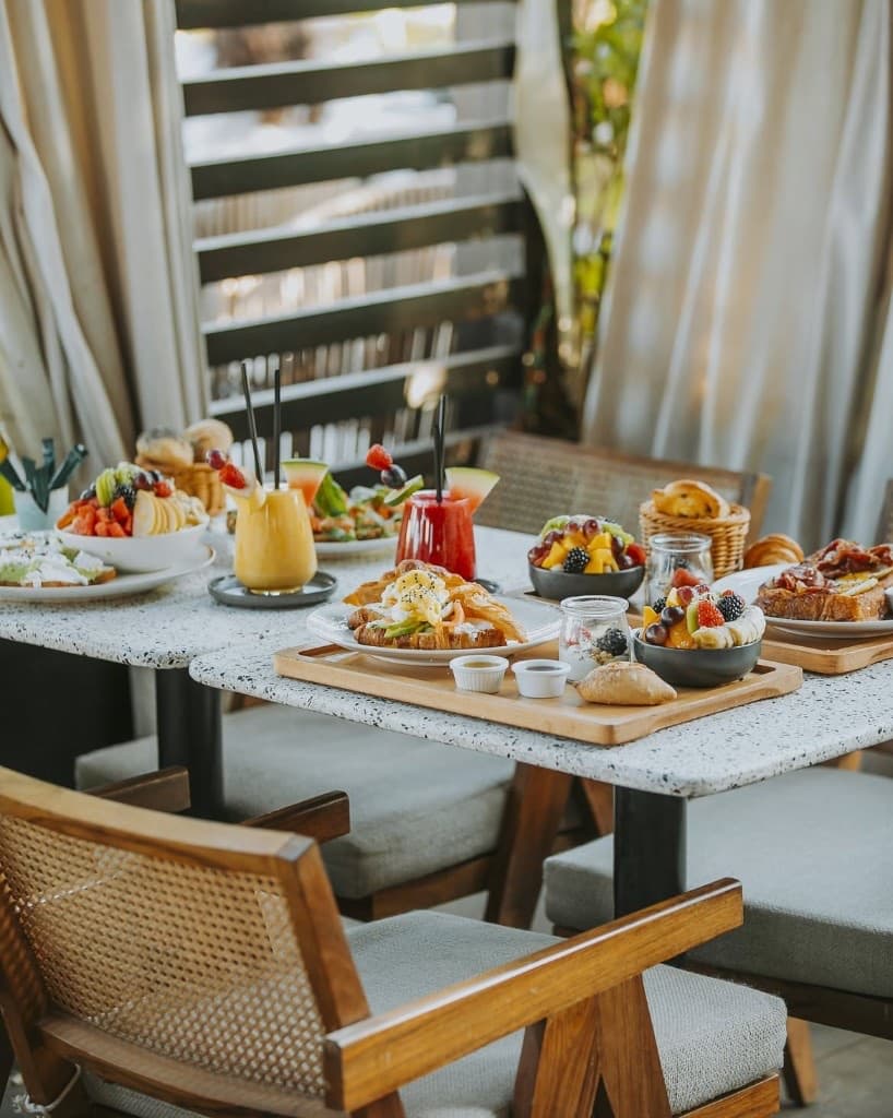 Table de petit-déjeuner à Lili & Oli — fruits, pancakes et jus