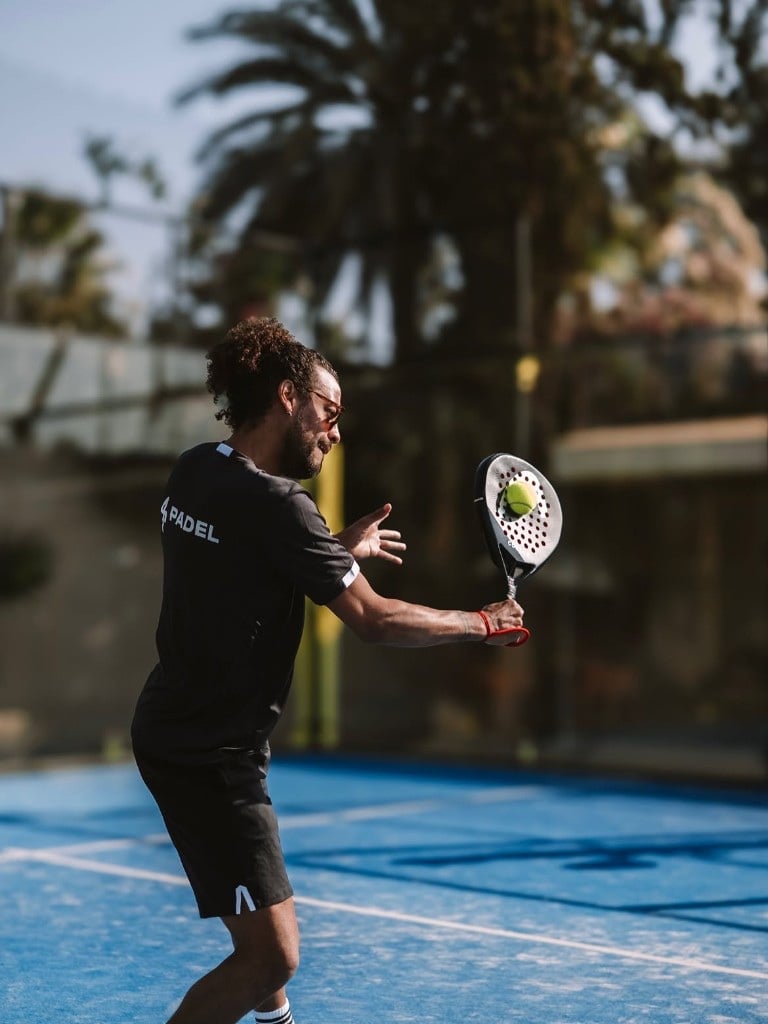 Joueur de padel à KICK OFF Academy Foot & Padel — Padel Escape Marrakech