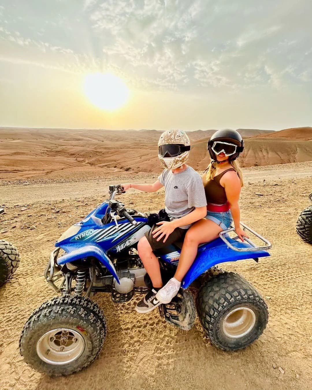 Quad au coucher de soleil dans le désert d'Agafay