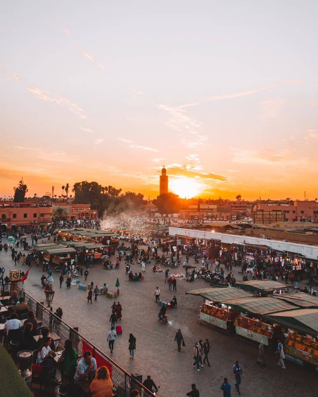 Coucher de soleil sur la place Jemaa el-Fna et la Koutoubia — Marrakech