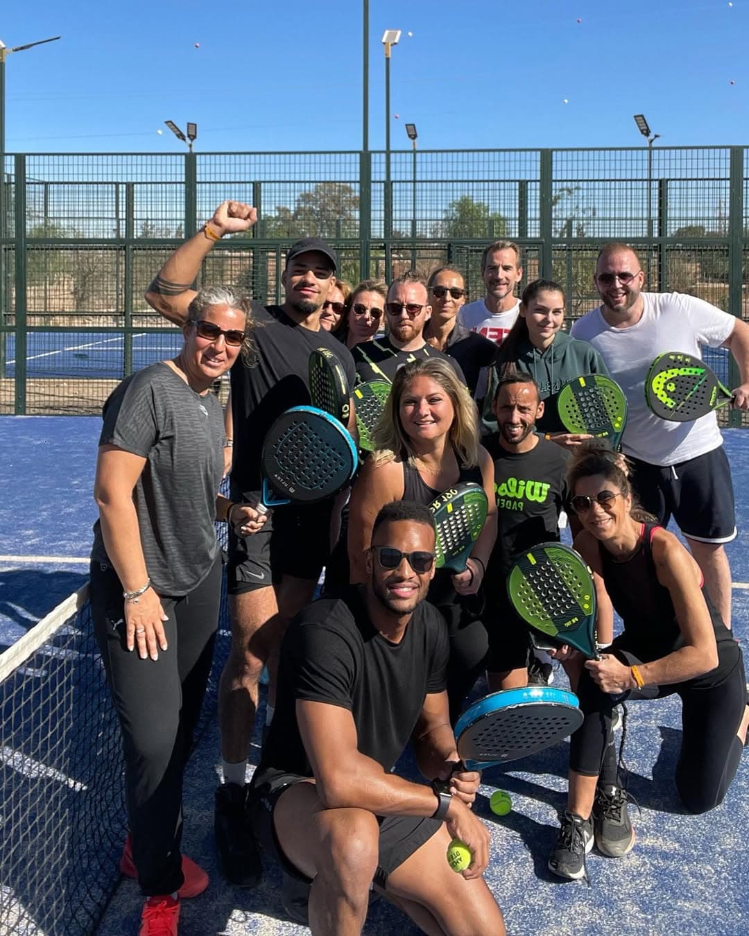 Groupe Padel Escape Marrakech sur le terrain — ambiance conviviale