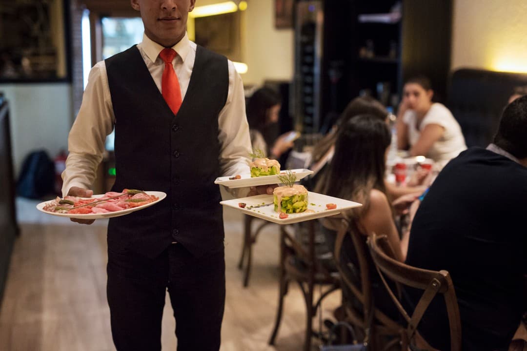 Service en salle — restaurant gastronomique à Marrakech